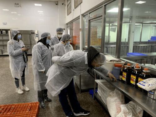 家校攜手嚴把配餐質量關，共守食品安全線——中心小學校領導及家委會代表考察配餐公司攝像與制作服務